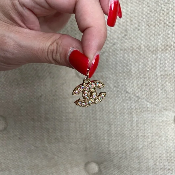 Iridescent Crystal Pull Charm - Picture 2 of 4